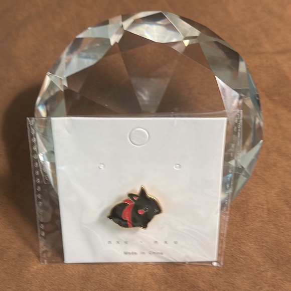 Rabbit/Hare enamel Pin - Picture 2 of 4